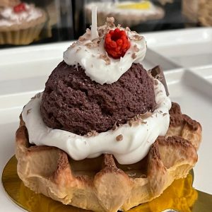 Wafle de helado de moras con crema